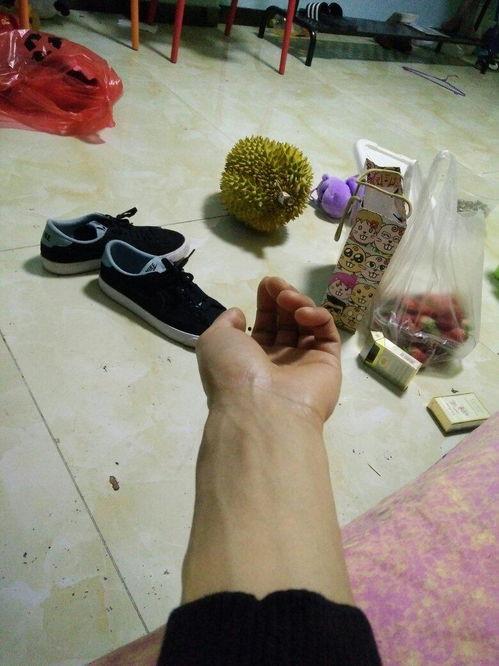 割手腕图片大全带血女,血色青春的悲鸣
