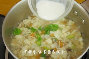 牛奶蘑菇汤的做法视频,一勺入魂！牛奶蘑菇汤制作教程