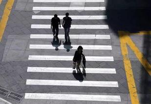 走在马路上的图片,捕捉城市生活的瞬间