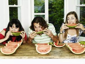 全家带凳子吃瓜真千金爆料了,全家带凳子吃瓜，真千金爆料背后的惊人真相