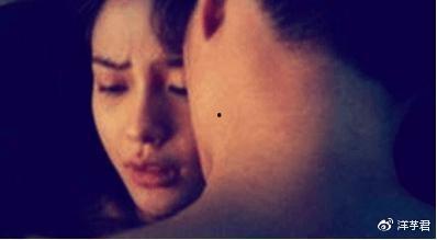 膜大腿床吻戏,膜大腿床吻戏，浪漫瞬间尽展银幕魅力