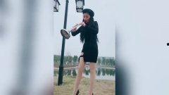 美女吹唢呐视频,美女演绎传统乐韵之美