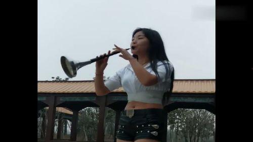 美女吹唢呐视频,美女演绎传统乐韵之美