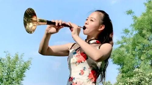 美女吹唢呐视频,美女演绎传统乐韵之美