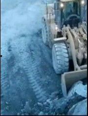 铲车干活视频,视频揭秘工地现场